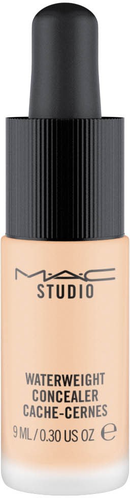 En liten flaska MAC Studio Waterweight Concealer med svart lock. Etiketten visar produktdetaljer och volym.
