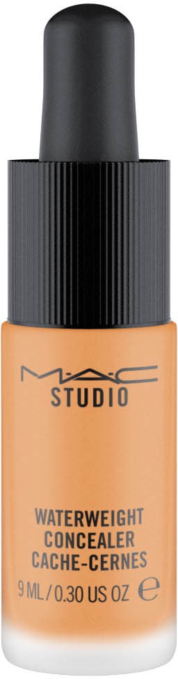 En liten flaska MAC Studio Waterweight Concealer med svart lock och beige vätska inuti.