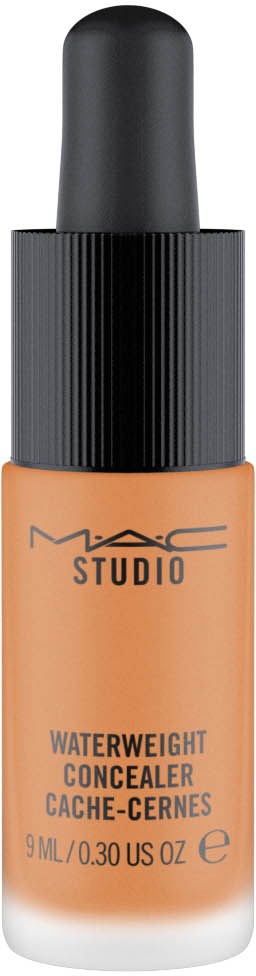 En liten flaska MAC Studio Waterweight Concealer i en bruns nyans med svart kapsel.