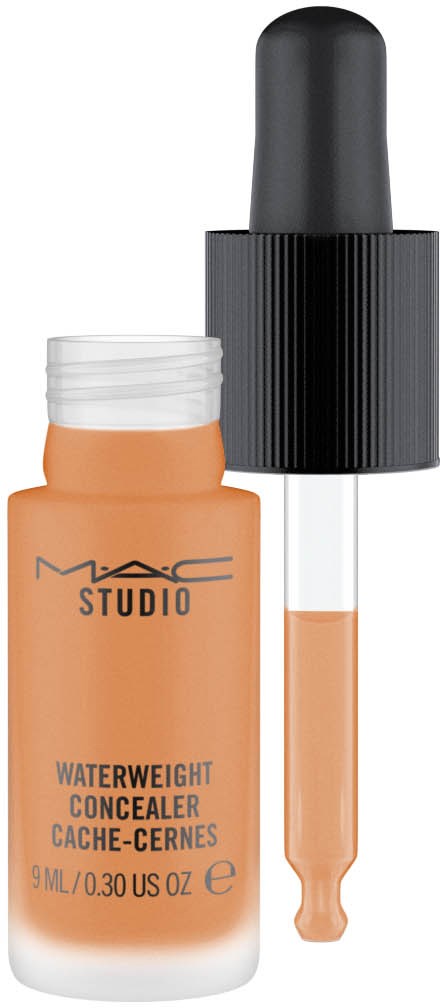 En liten flaska med MAC Waterweight Concealer med svart pipettlock. Orange vätska inuti. Etiketten visar produktnamn.
