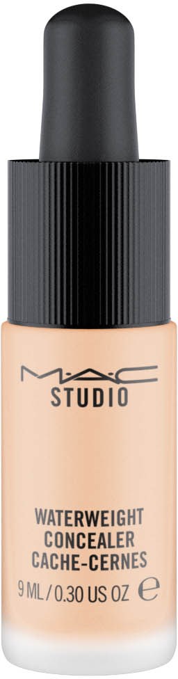 En flaska MAC Studio Waterweight Concealer i en ljus nyans med svart lock.