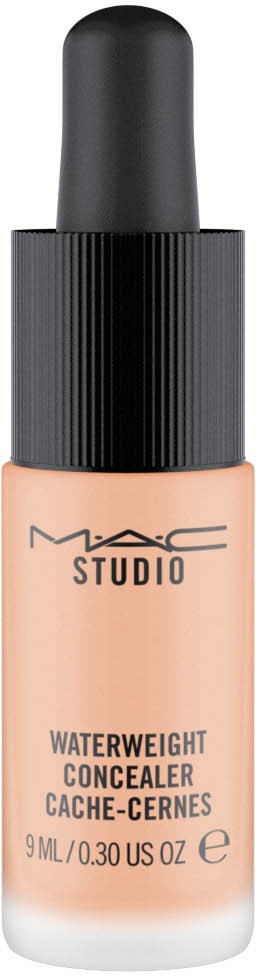 En liten flaska MAC Studio Waterweight Concealer med svart lock och ljusbeige vätska inuti.