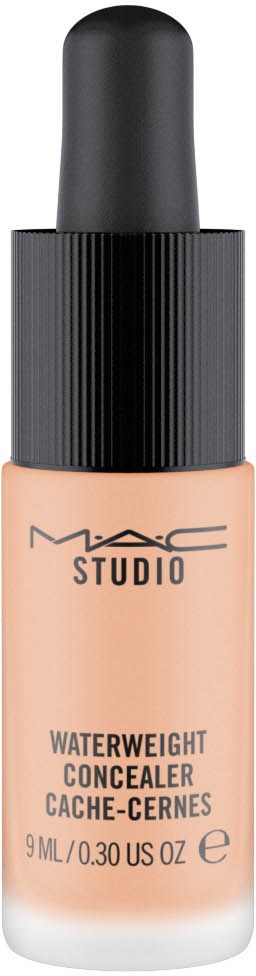 En liten flaska MAC Studio Waterweight Concealer med svart lock och beige vätska inuti.