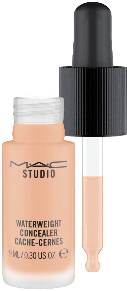 Det är en concealerflaska med en pipett, märkt MAC Studio Waterweight Concealer.