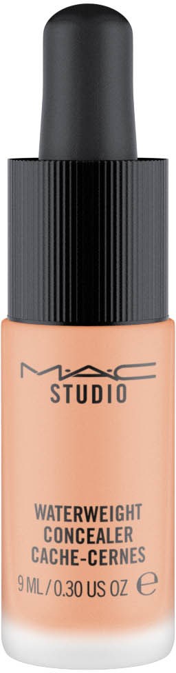 En liten flaska MAC Studio Waterweight Concealer med svart lock och beige flytande inuti.