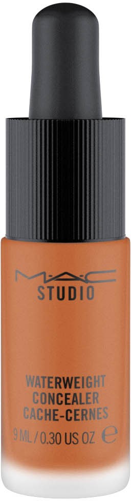En liten flaska med flytande concealer med svart lock, märkt MAC Studio Waterweight Concealer.