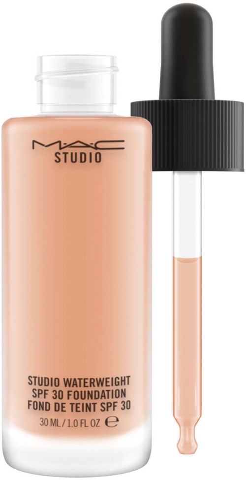 Butelka podkładu MAC Studio Waterweight z kroplomierzem obok.