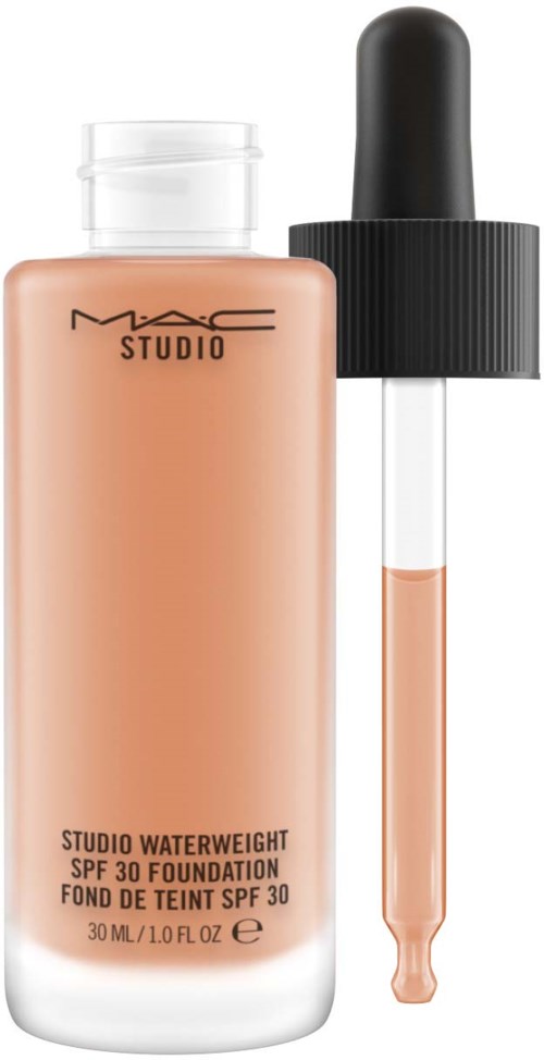 En foundationflaska och en dropper med persikofärgat flytande, märkt MAC Studio Waterweight SPF 30.