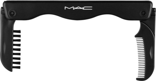Et svart hårstylingverktøy. Det har en bred, flat topp med MAC-logoen. Sidene har kamlignende tenner.