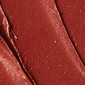 Mehrere rote Lippenstiftproben, verschmiert auf einer Oberfläche, mit unterschiedlichen Farbtönen und Texturen.