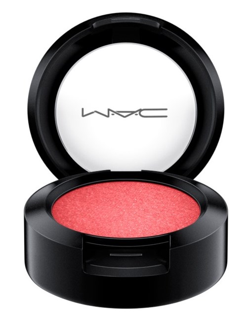 En rund makeup-kompakt med pink blush indeni og et låg med 'MAC' skrevet på.