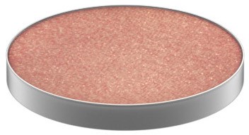 En rund makeup blush i en silverbehållare, med en rosa-liknande färg och glittrande finish.
