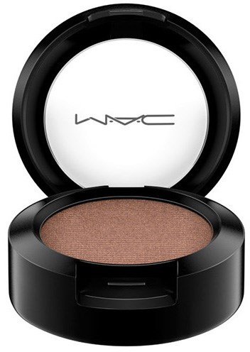 Een ronde zwarte make-up compact met bruin poeder en een spiegel met MAC-logo. Het is open en klaar voor gebruik.