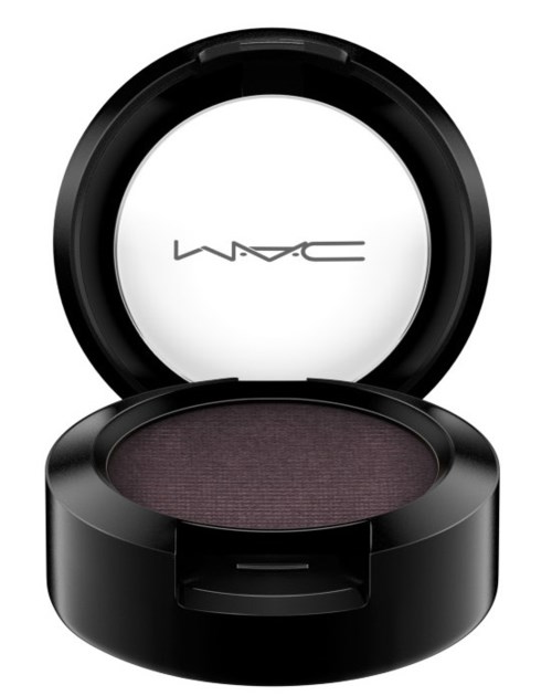 Ein schwarzer runder Make-up-Compact mit dunkelvioitem Lidschatten und MAC-Logo auf dem Deckel.