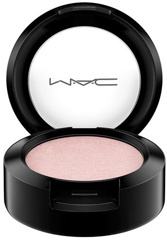 En rund sort makeup-beholder med rosa pudder indeni og MAC-logo på låget.