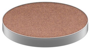 Een ronde make-uppoeder met een zilveren rand en lichtbruine oppervlakte.
