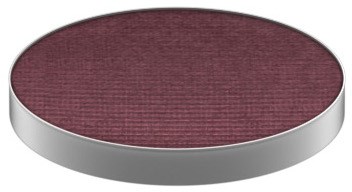 Een ronde, rode, getextureerde oppervlakte met een zilveren rand.
