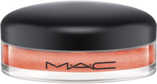 En makeupprodukt med svart lock och en genomskinlig behållare som visar persiko-färgad pigment. MAC är märket.