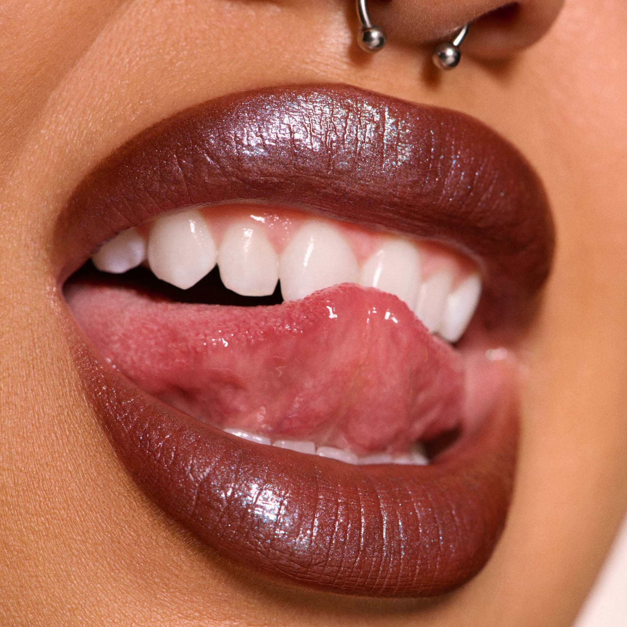 MAC Cosmetics Dazzlelips Crayon Cosmic Plum (obrázok 4)