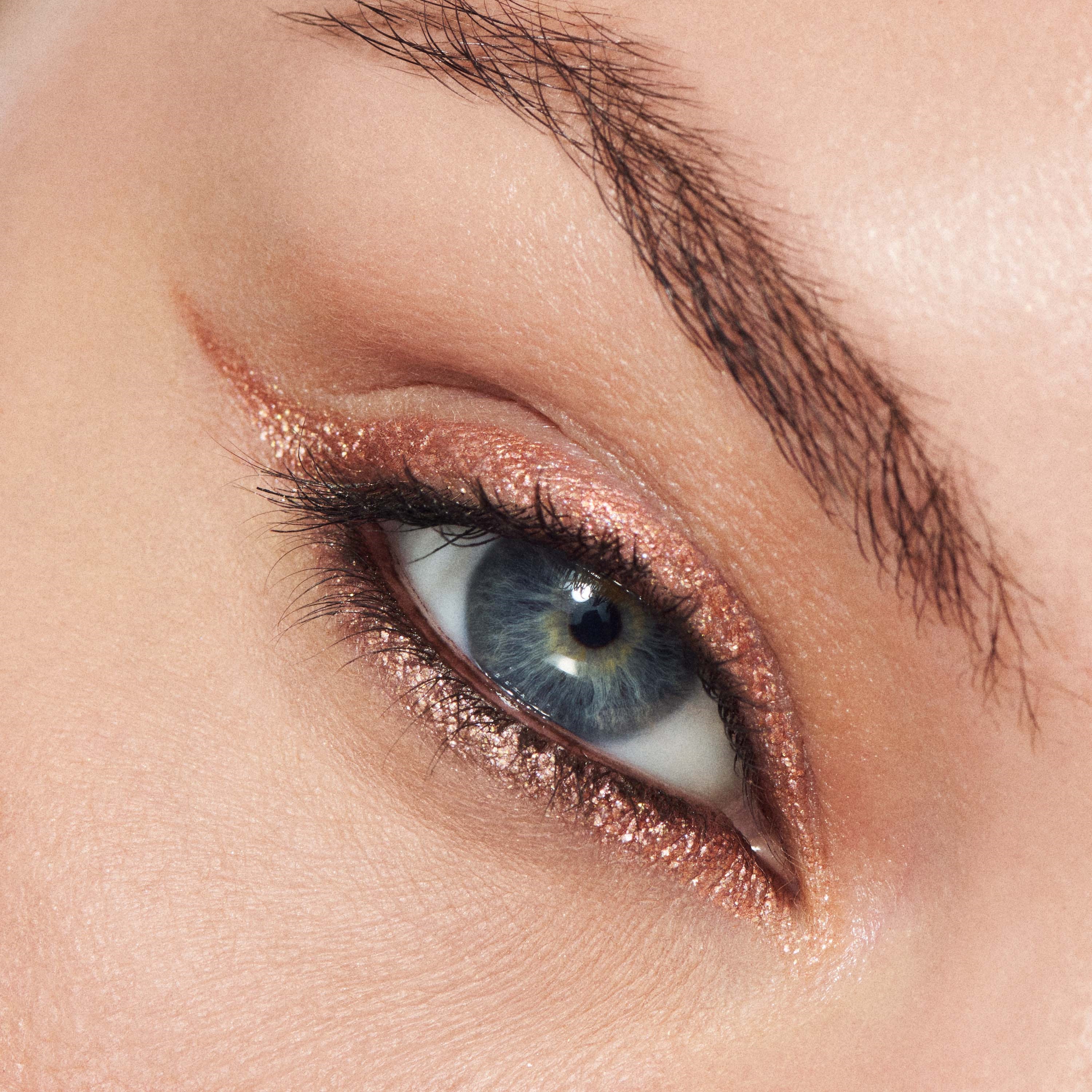MAC Cosmetics Dazzleshadow Liquid Eye Shadow Beaming Brighter (obrázok 3)