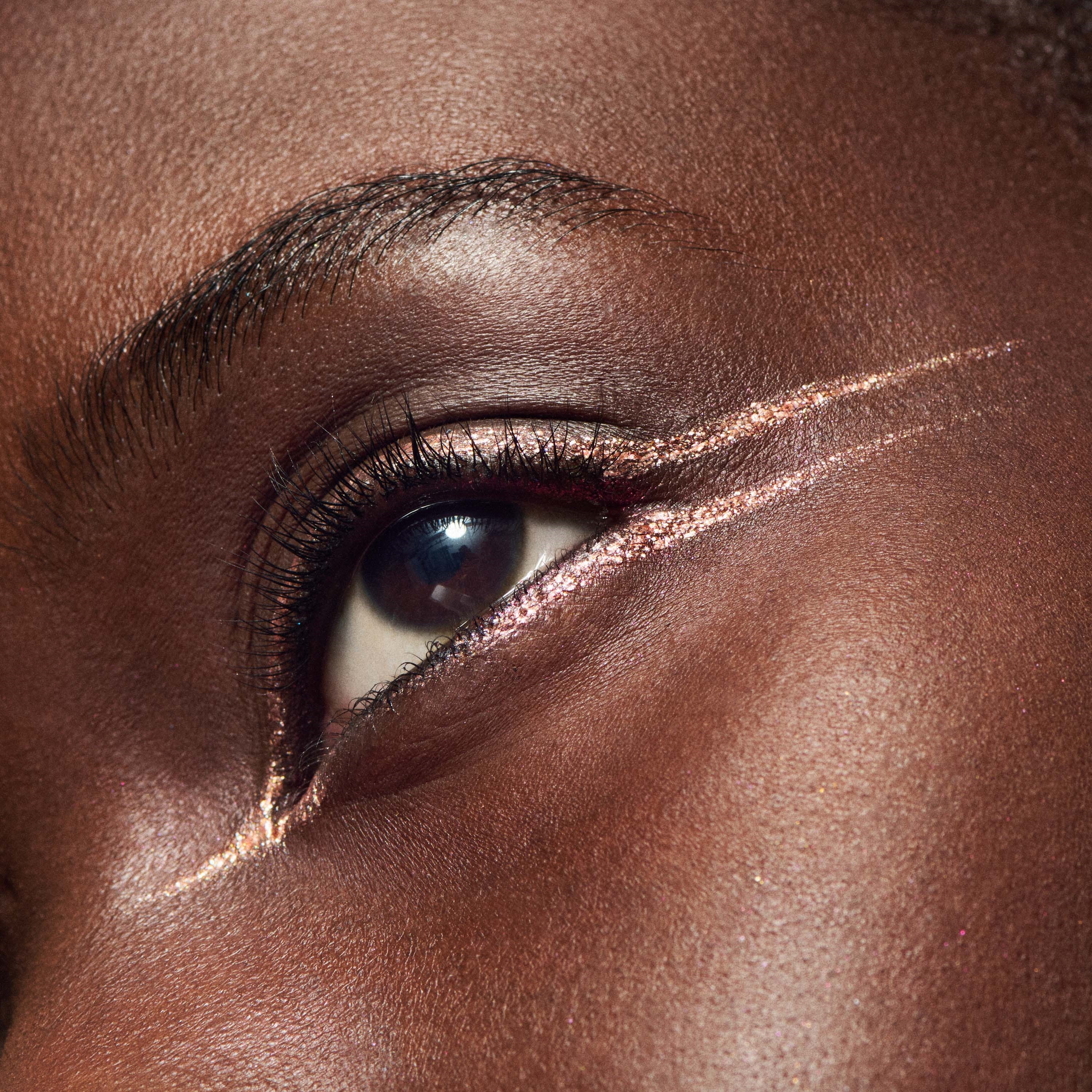 MAC Cosmetics Dazzleshadow Liquid Eye Shadow Beaming Brighter (obrázok 5)