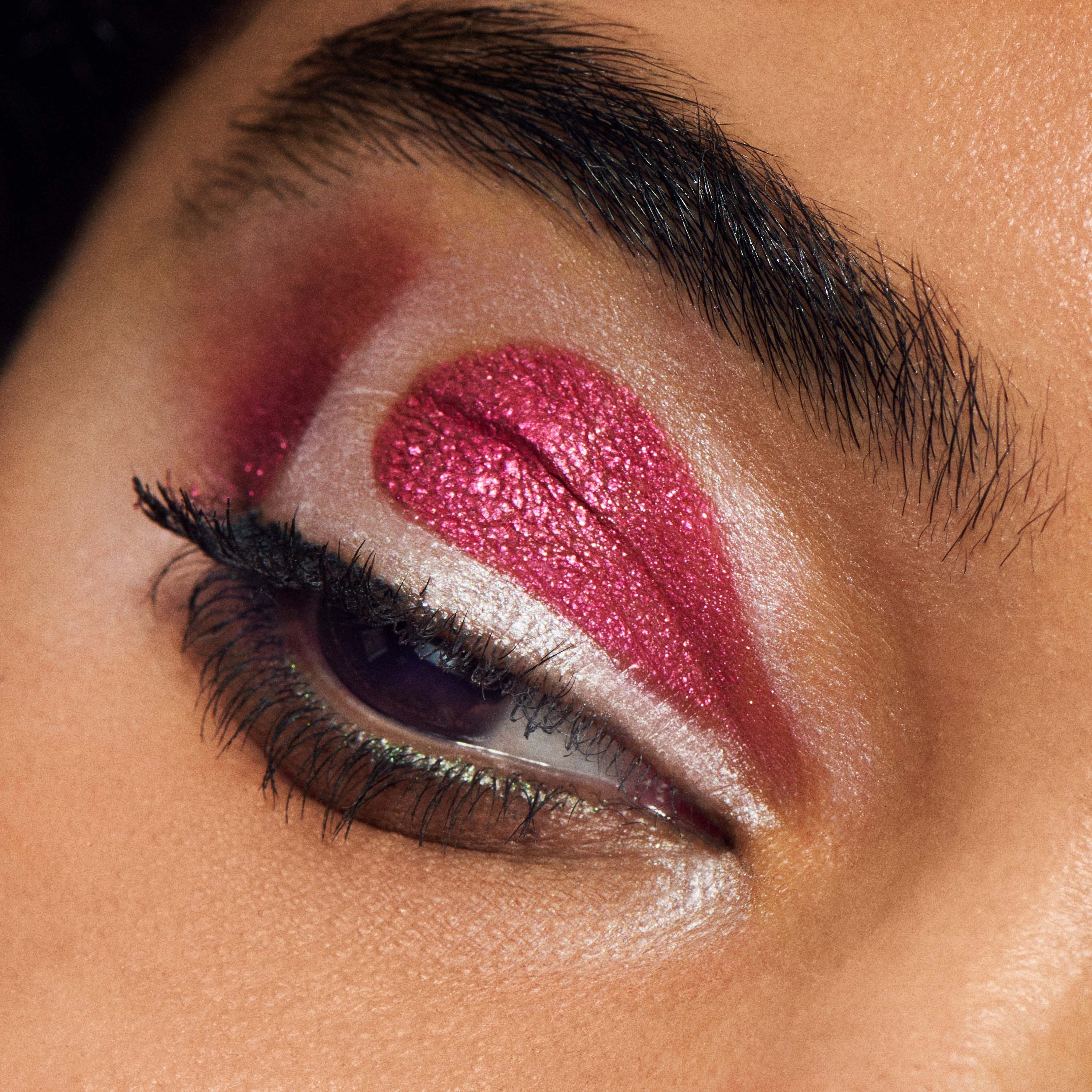 MAC Cosmetics Dazzleshadow Liquid Eye Shadow Fuchsia Future (obrázok 4)