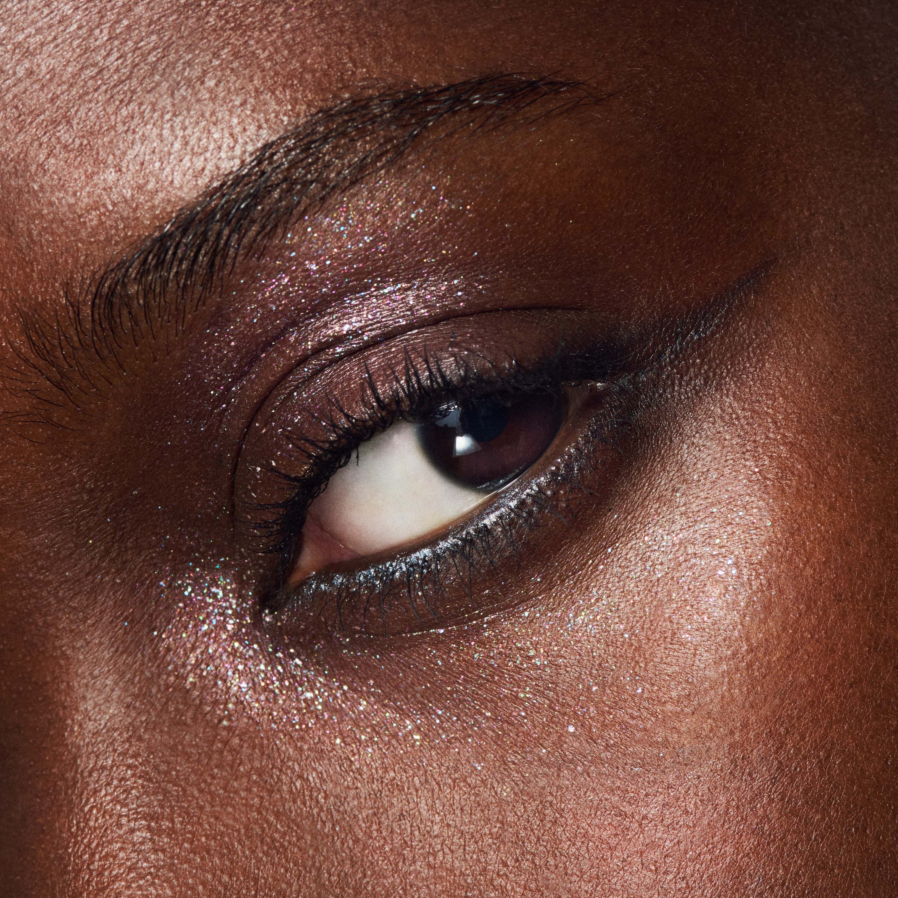 MAC Cosmetics Dazzleshadow Liquid Eye Shadow Not Scared To Sparkle (obrázok 5)