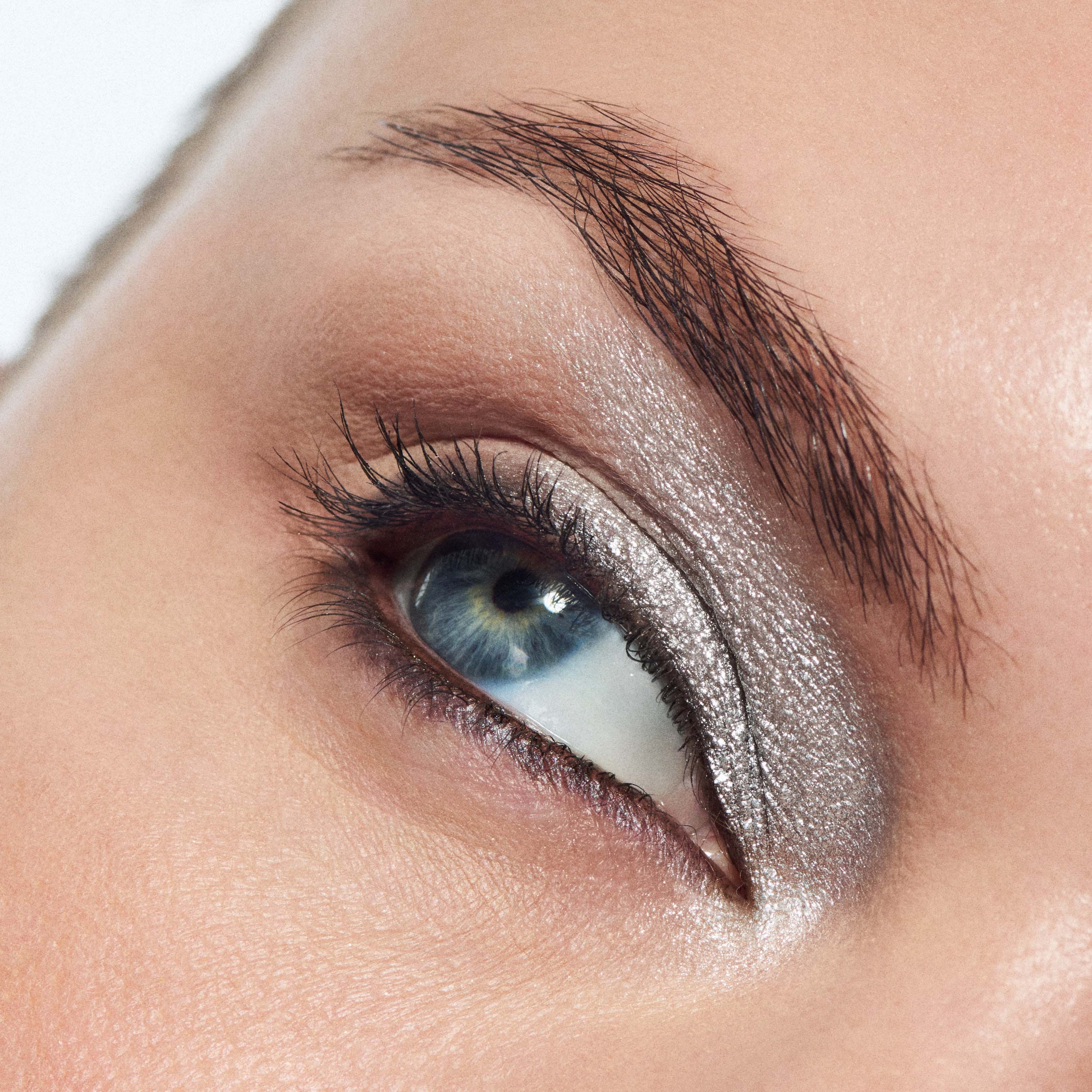 MAC Cosmetics Dazzleshadow Liquid Eye Shadow Silver Surfer (obrázok 3)