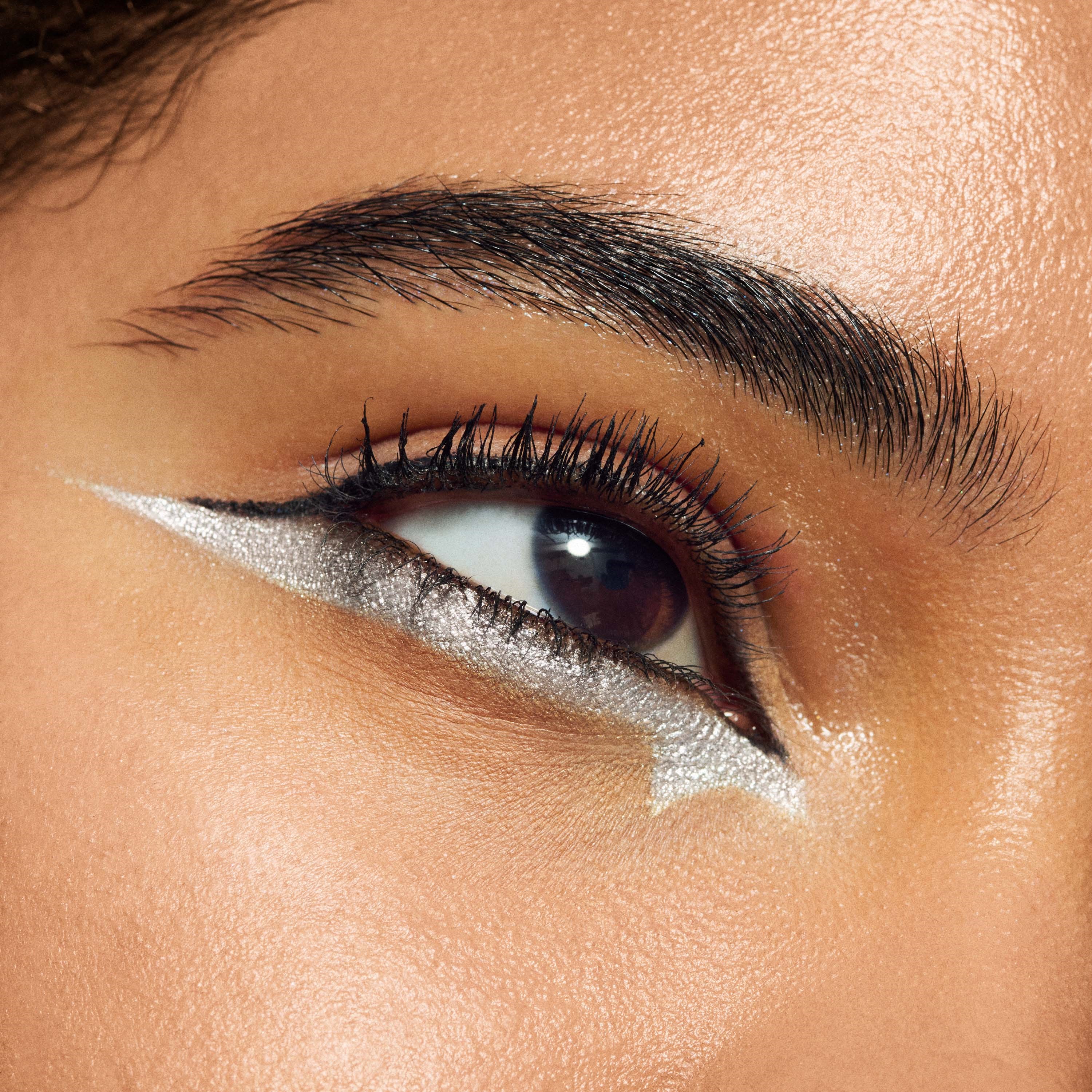 MAC Cosmetics Dazzleshadow Liquid Eye Shadow Silver Surfer (obrázok 4)