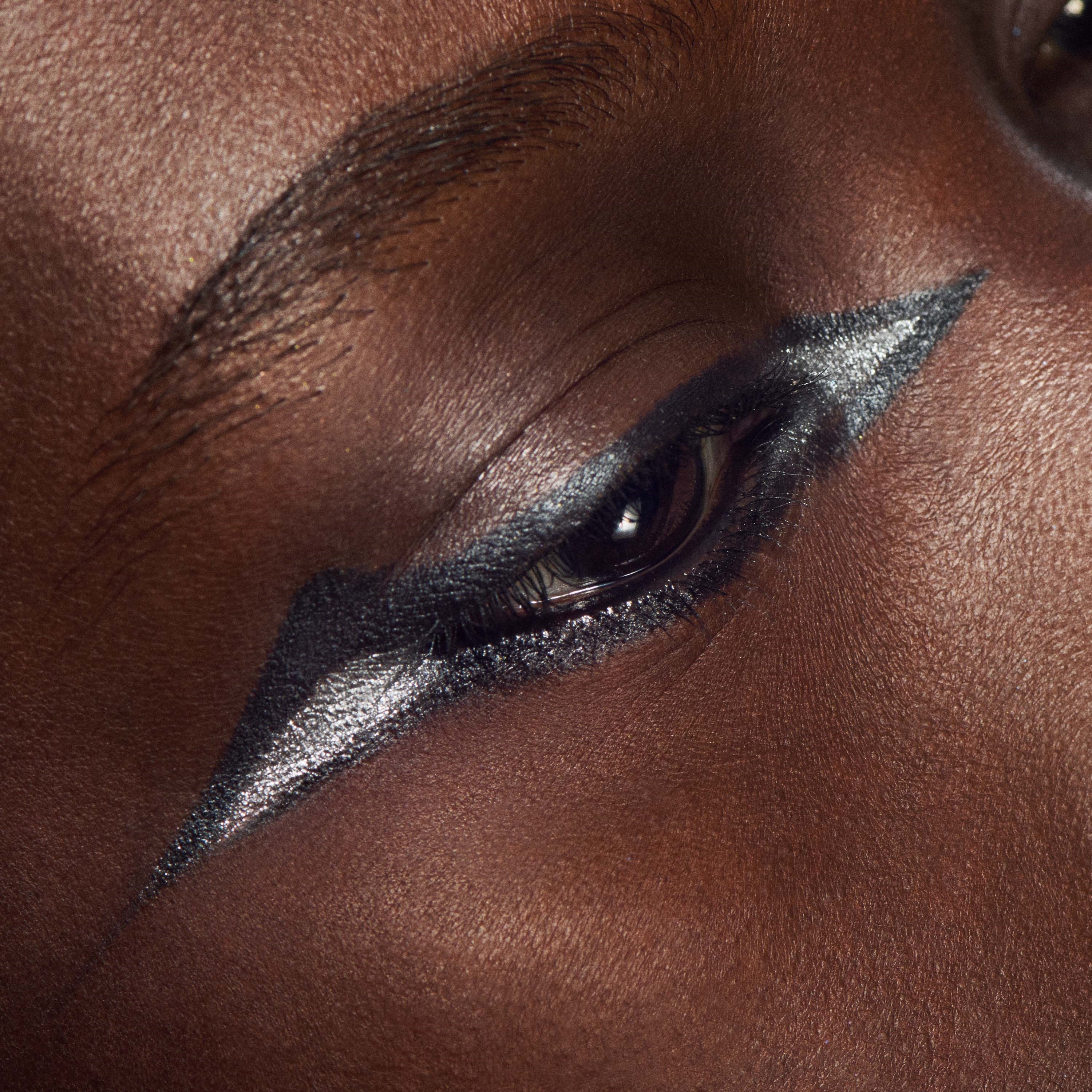 MAC Cosmetics Dazzleshadow Liquid Eye Shadow Silver Surfer (obrázok 5)
