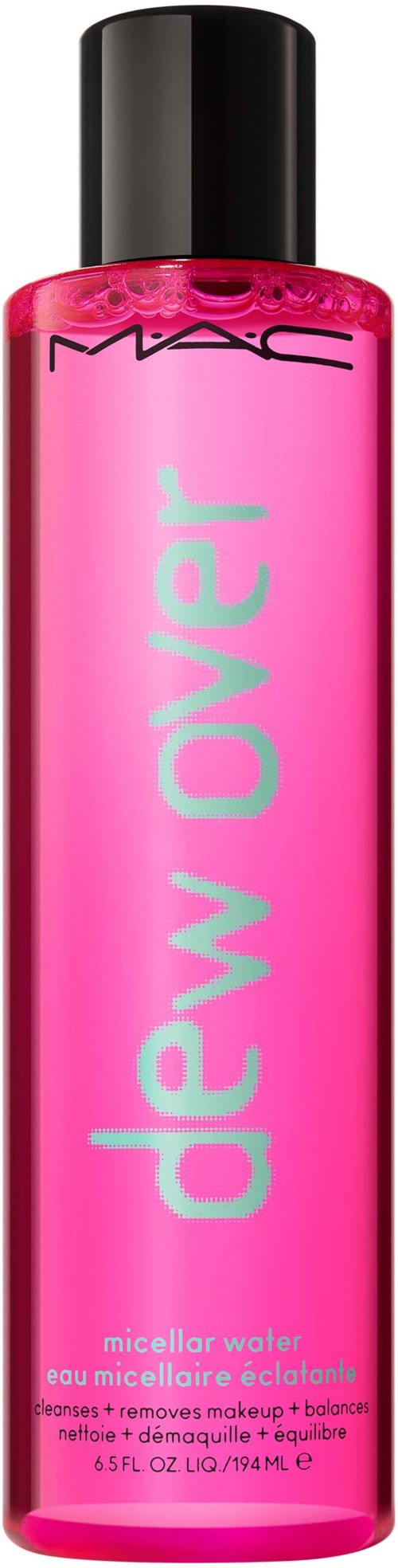 Een lange roze fles met 'new over' bevat MAC micellair water voor make-upverwijdering en huidverzorging.