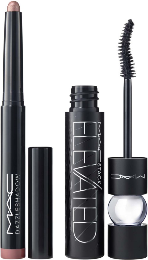 Fire makeup-produkter: en nude læbestift, en sort mascara, en primer eller setting spray og en klar læbepomade.