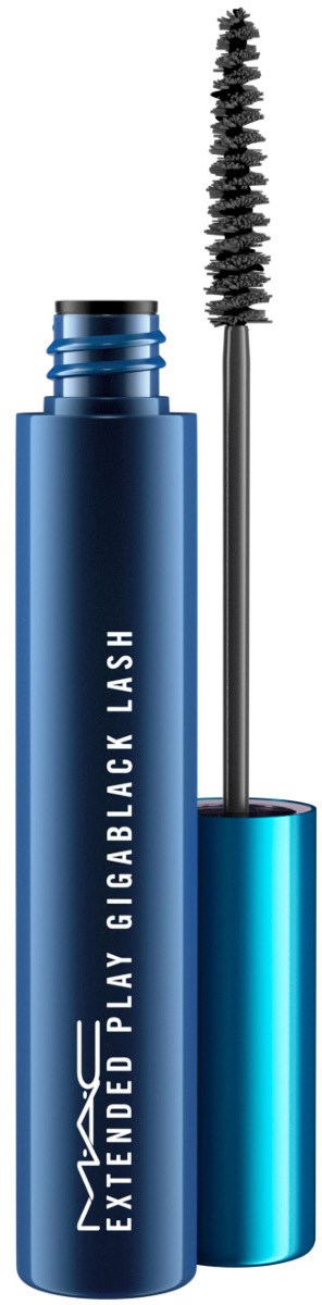 Blå mascara-rör med borste. Märkningen säger 'MAC EXTEND PLAY GIGABACK LASH'.