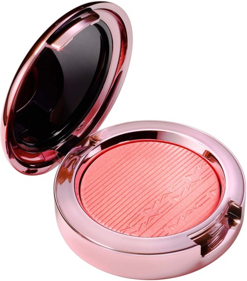 Et rosa kompakt pudder med blush og speil inni. Blushen har diagonal linjer og merkevarenavn.