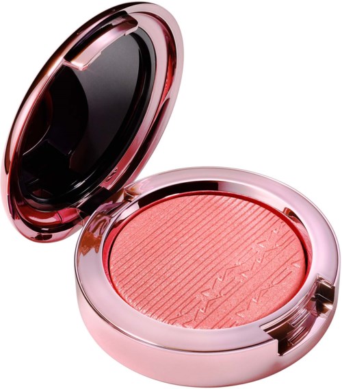 En rosa kompaktskive med en rosa blush med teksturerte linjer og påtrykket merke.