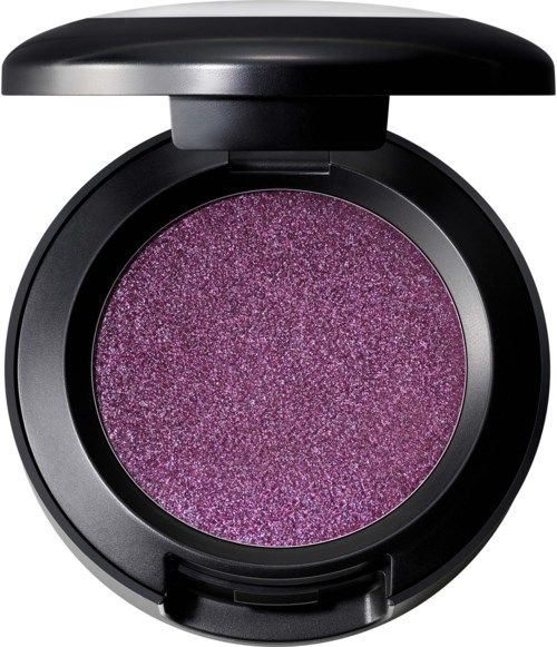 Een ronde make-upcompact met felpaarse glitteroogschaduw en een zwarte deksel.