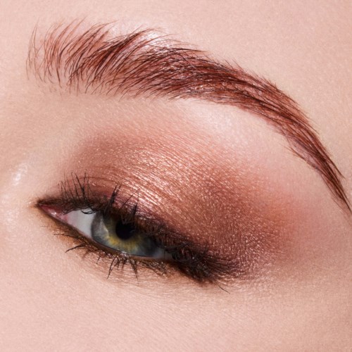 Oogmake-up metbruine oogschaduw, eyeliner en lange wimpers.