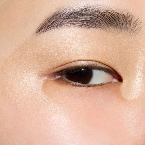 Close-up van iemands oog met gladde huid en goed gevormde wenkbrauw.