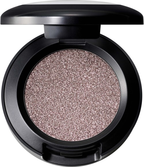 Een ronde make-upcompact open met glanzende, roze oogschaduw. De compact is zwart met een deksel.