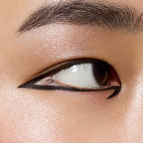 Close-up van een oog met eyeliner en goed gevormde wenkbrauw.