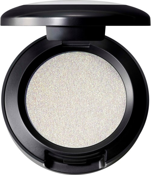Een ronde make-up compact met glinsterend wit poeder en een zwarte deksel.