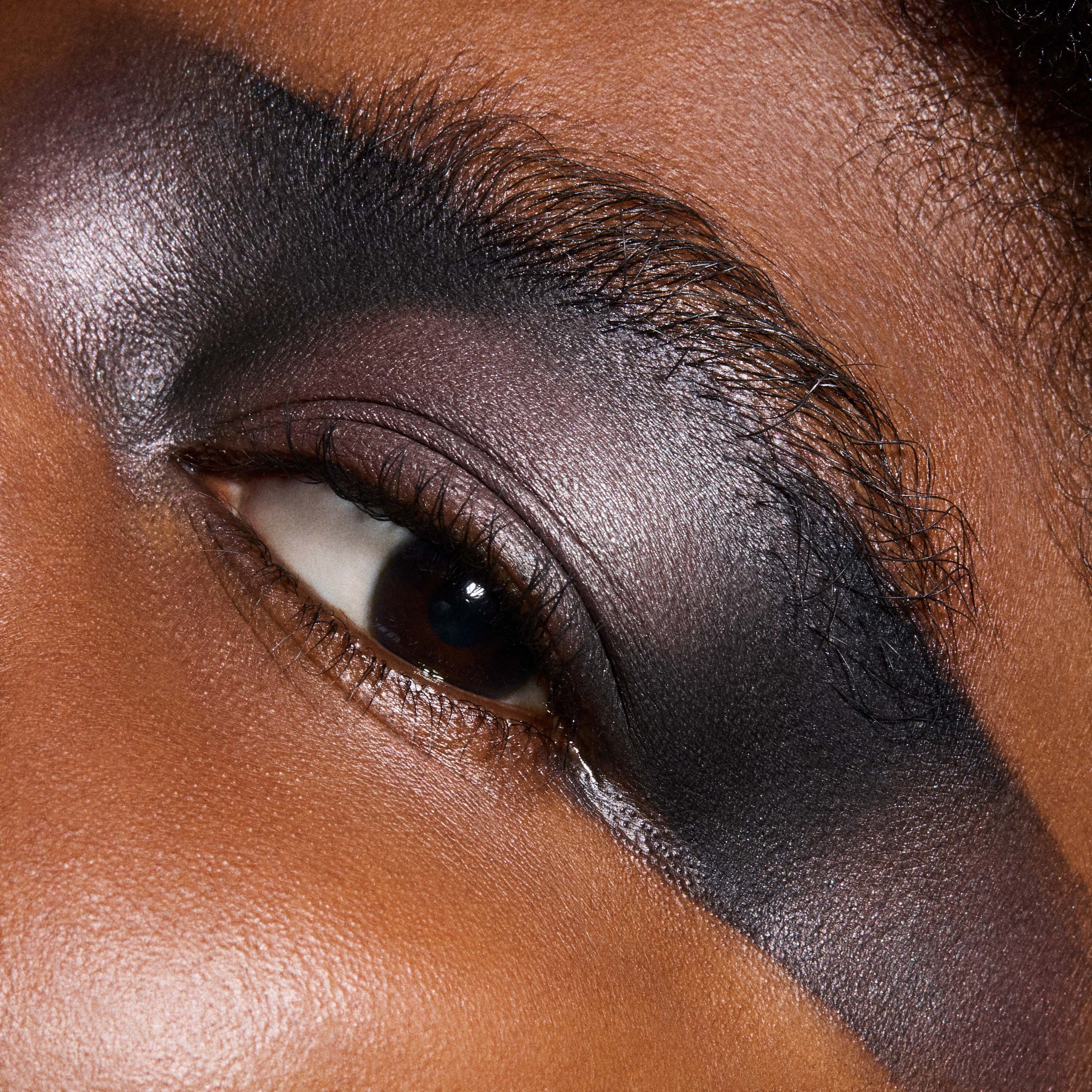 MAC Cosmetics Eye Shadow Metallic Bust (obrázok 4)