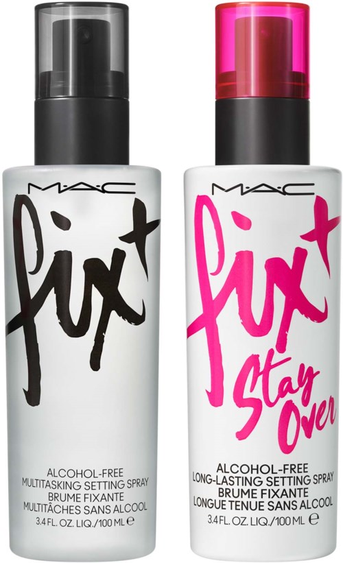 Dwie białe butelki MAC Fix+ spray do utrwalania makijażu, z czarnym i różowym zamknięciem, oznaczone jako bezalkoholowe i długotrwałe.