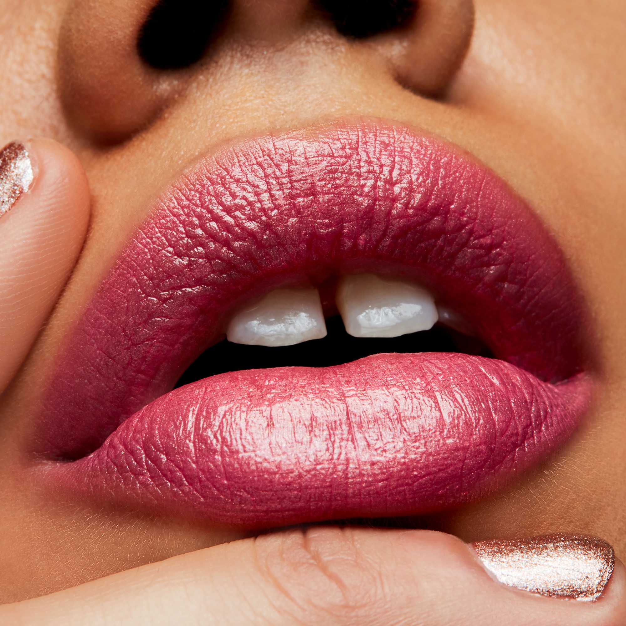 MAC Cosmetics Frost Lipstick Bombshell (obrázok 3)