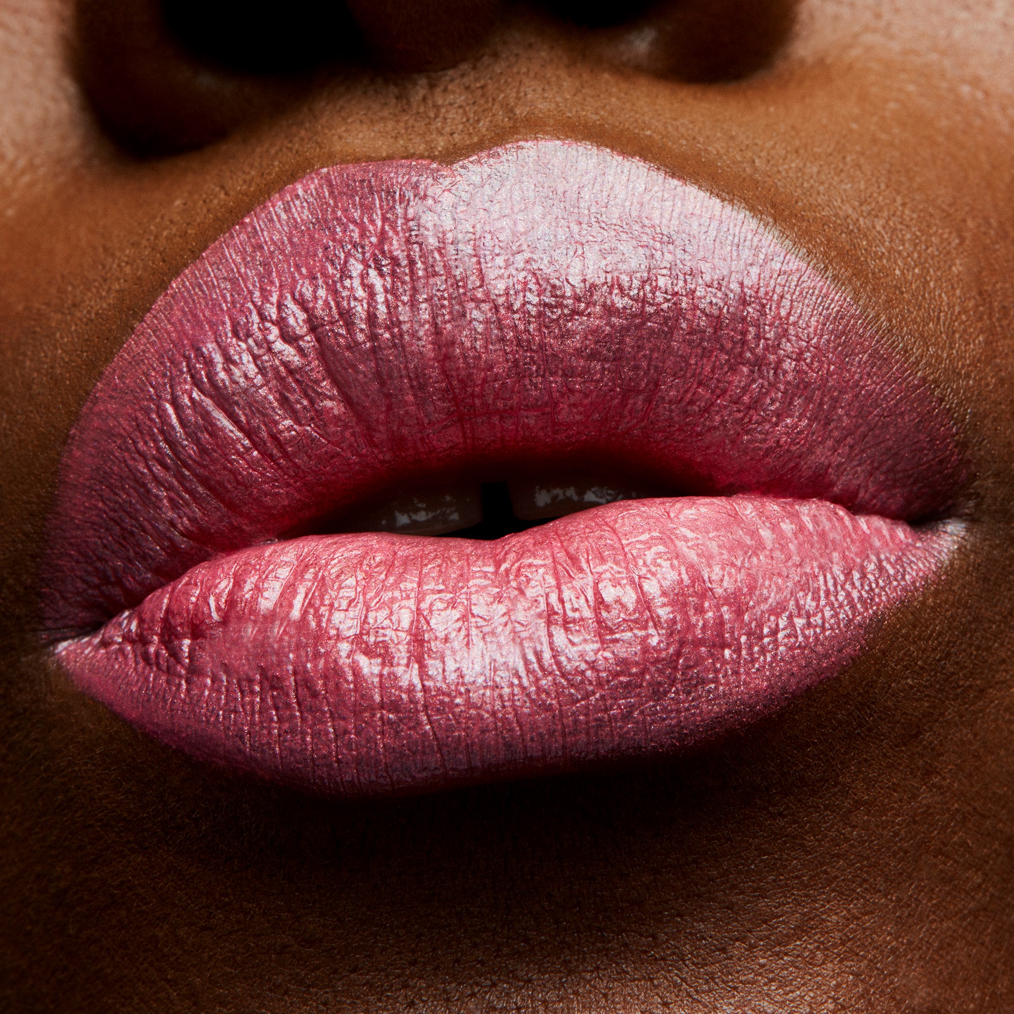 MAC Cosmetics Frost Lipstick Bombshell (obrázok 4)