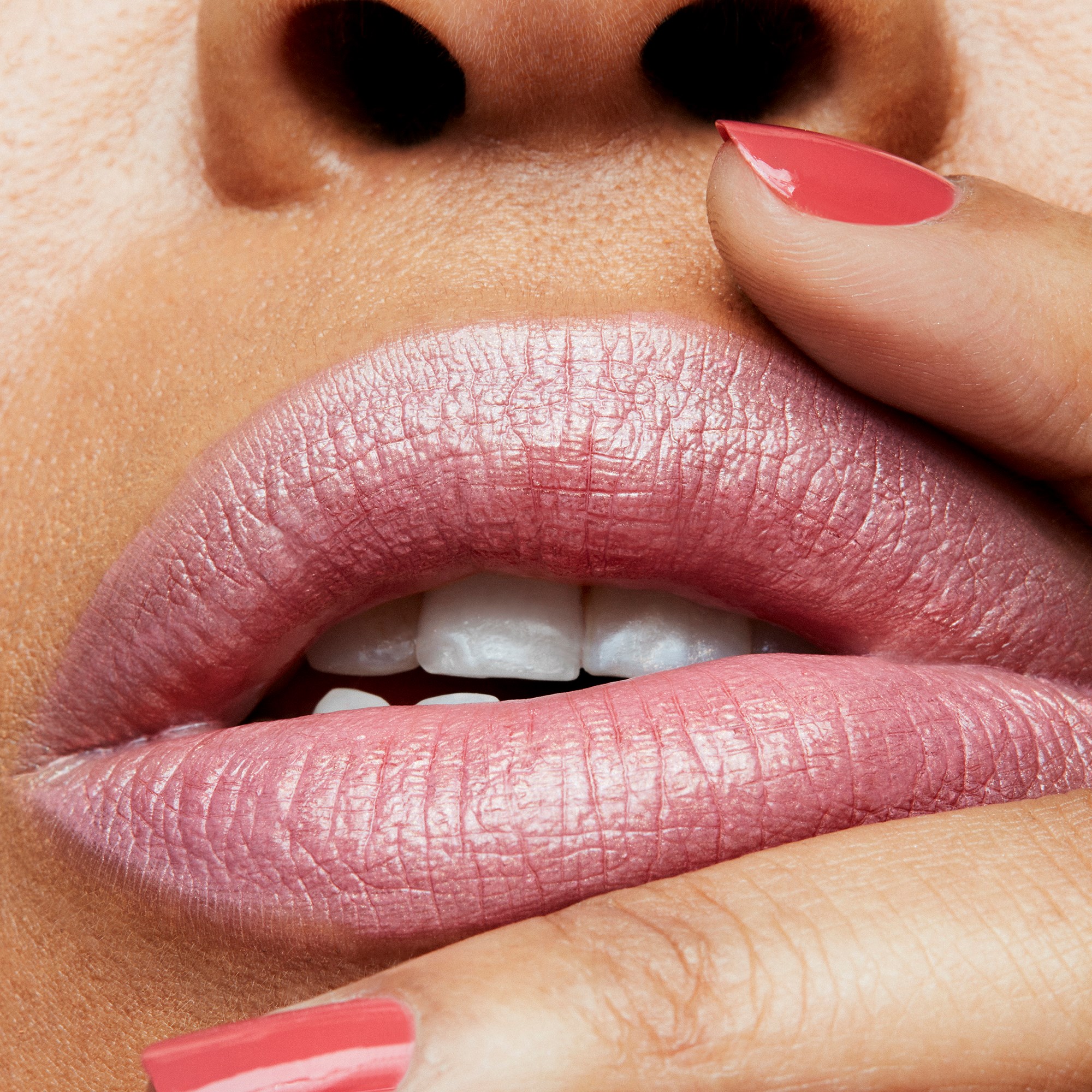 MAC Cosmetics Frost Lipstick Fabby (obrázok 3)