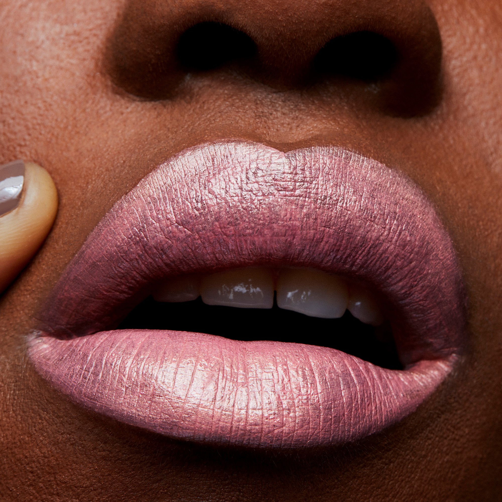 MAC Cosmetics Frost Lipstick Fabby (obrázok 4)
