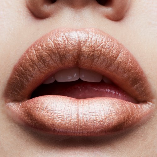 Close-up van lippen met glanzende, lichte lippenstift en half-open mond met tanden zichtbaar.