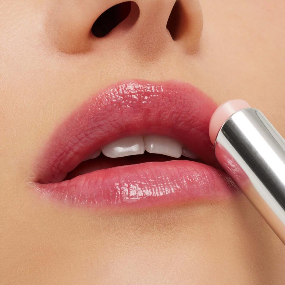 m.a.c lip balm MAC Glow Play Tendertalk Choose from 10 glossy shades and pair with your favourite lip liner for added definition and fullness. MAC Glow Play Tendertalk Lip