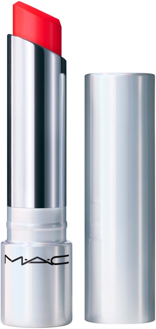Een rode lippenstift in een glanzende zilveren tube met een kap die verwijderd is, toont de heldere rode kleur. MAC-logo op de tube.